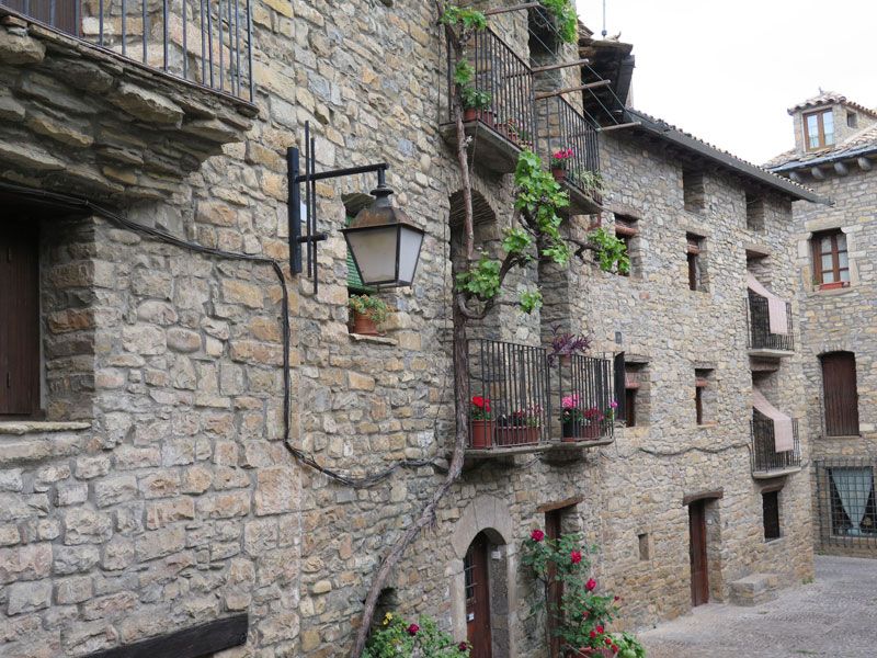 Decoración de las fachadas de la Calle Mayor de Ainsa - Huesca