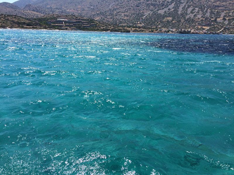 Preciosas aguas turquesas rodean la Isla de Spinalonga