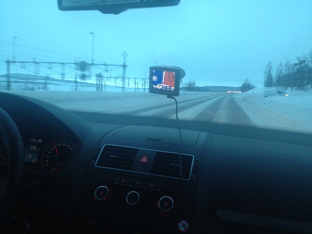 Conduciendo desde Kiruna a Abisko en coche de alquiler