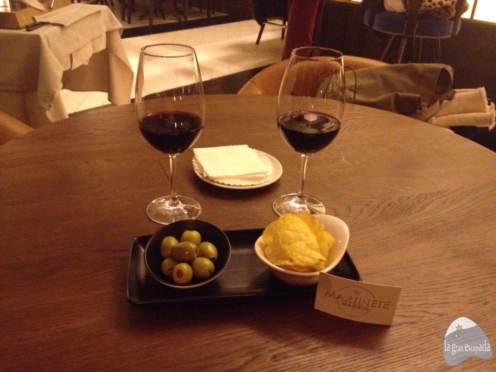 Aperitivos de la casa junto con dos vinos en el restaurante Martinete