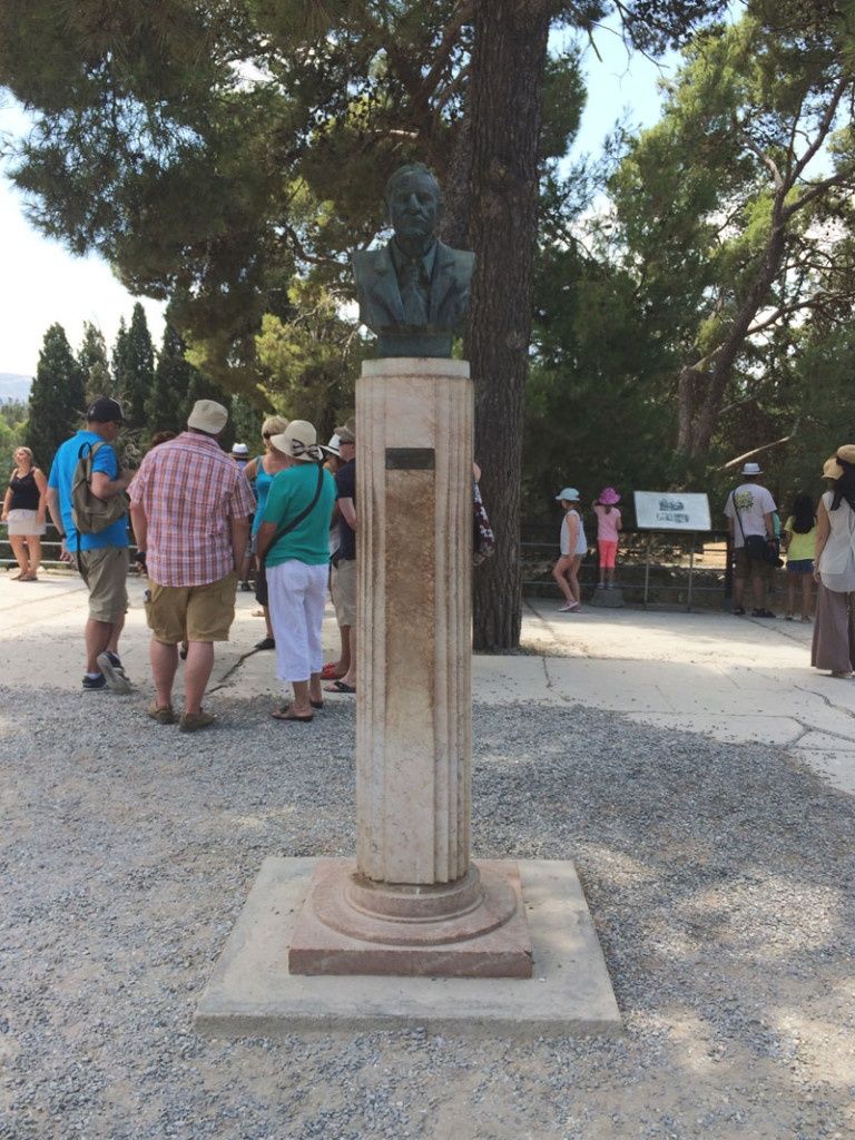 Busto homenaje a Arthur Evans, descubridor de las ruinas del Palacio de Knossos