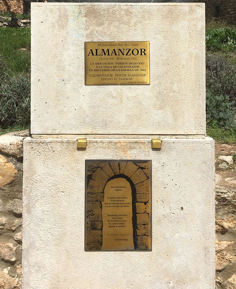Pilar que sustenta el busto del General Almanzor