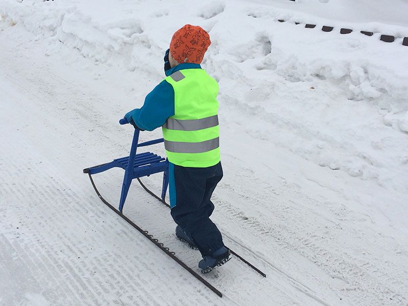 Qué ver en Kirkenes - Laponia Noruega - Niño con trineo