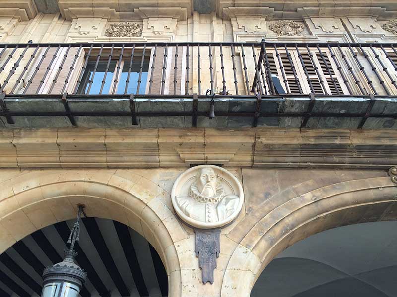 Qué ver en Salamanca en un día - Escudo de Miguel de Cervantes