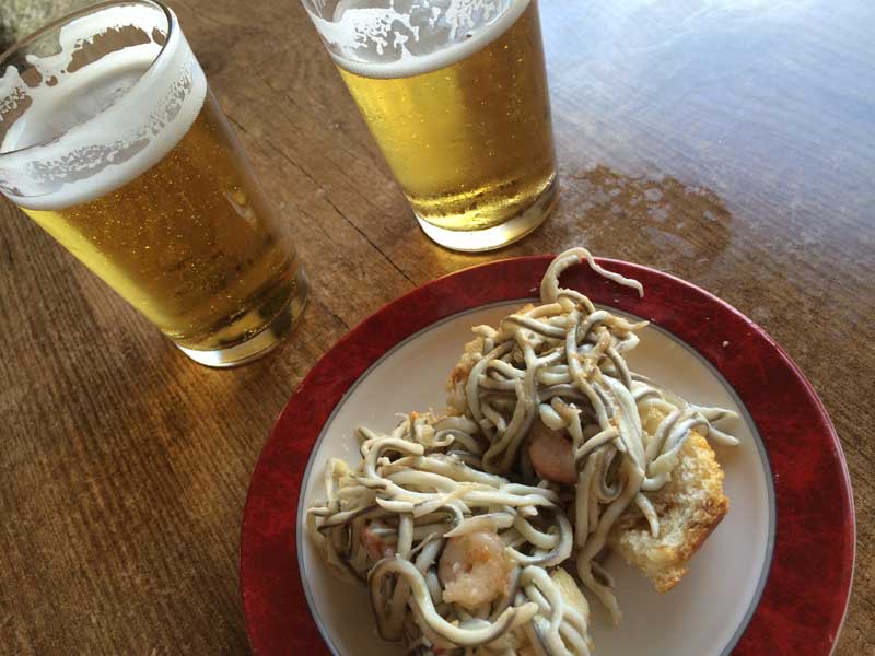 Qué ver en San Martín de Trevejo - Cañas en restaurante Os Arcus