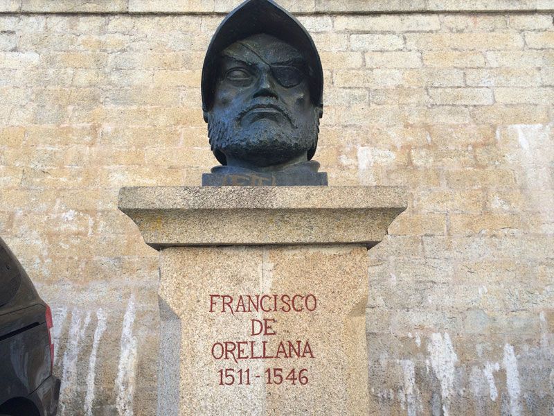 Busto de Francisco de Orellana del recinto amurallado de Trujillo