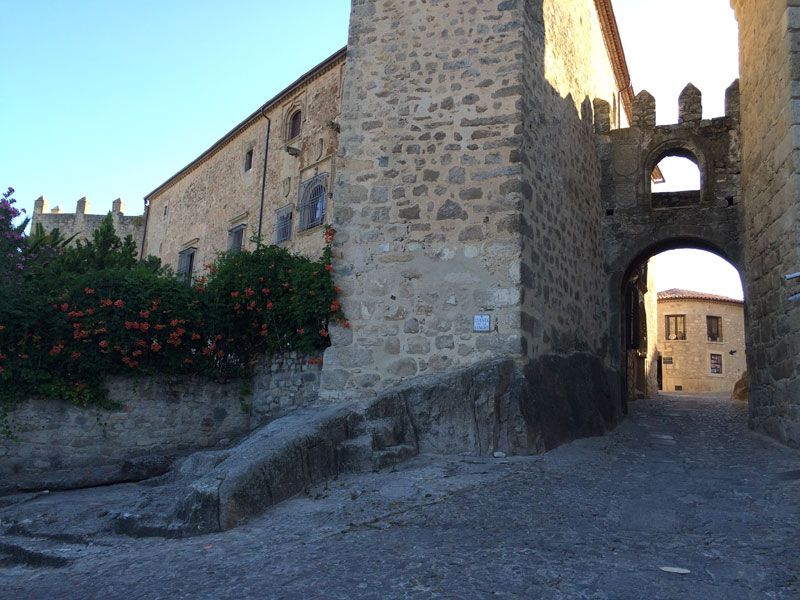 Puerta de Santiago para acceder al recinto amurallado de Trujillo