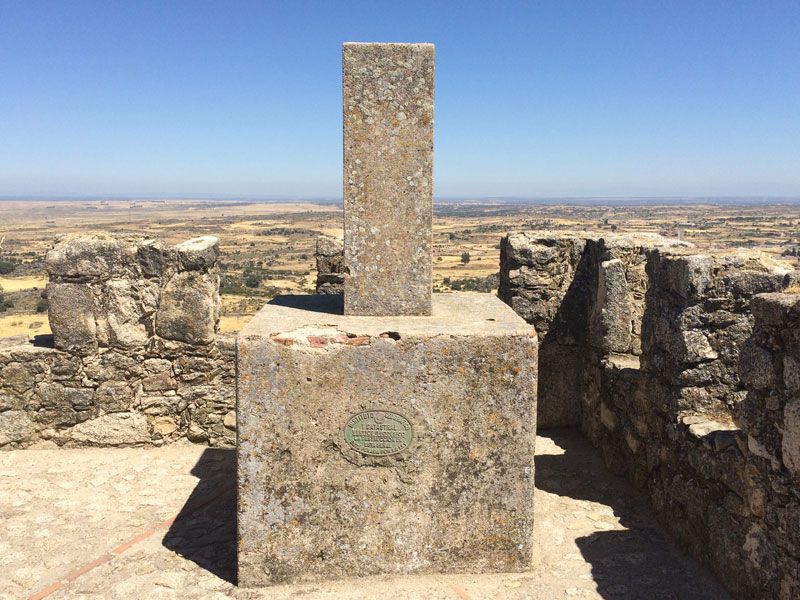 Vértice geodésico en el Castillo de Trujillo