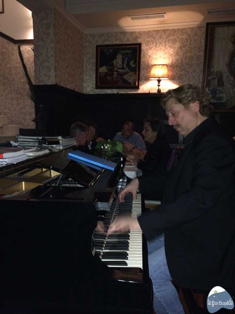 Pianista actuando en directo en el restaurante La Favorita de Madrid