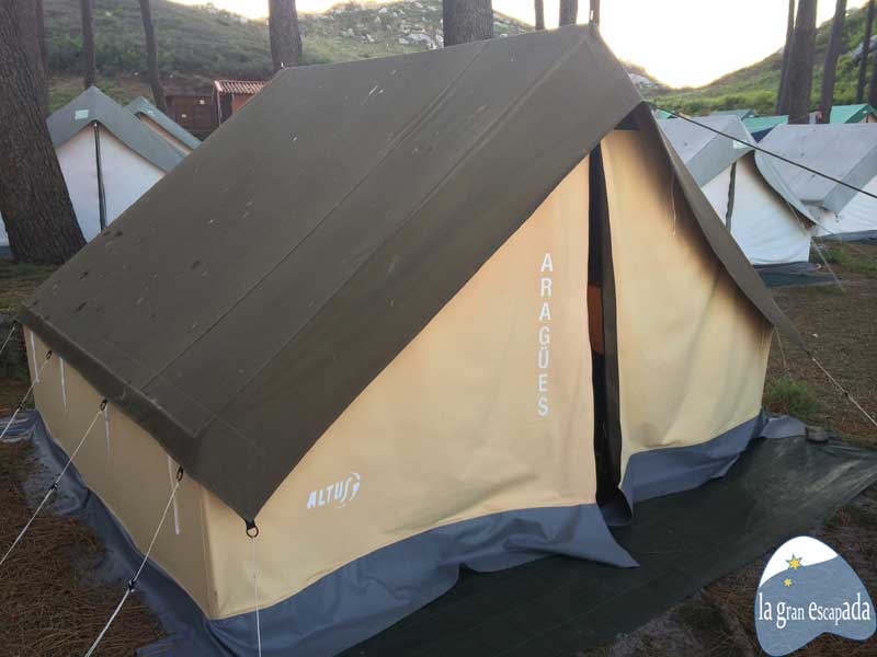 Tienda sencilla del camping para dormir en las Islas Cíes