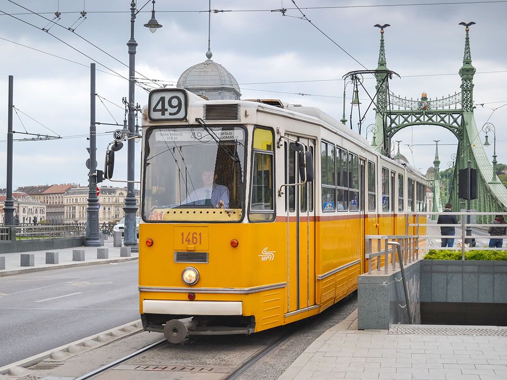 Tranvía por el Puente de La Libertad 