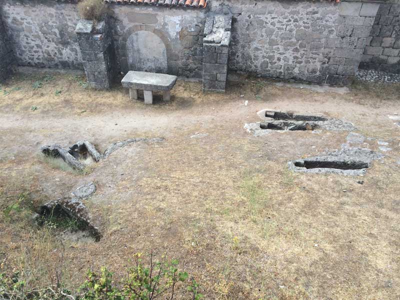 Tumbas abiertas en las inmediaciones del Castillo de Trevejo